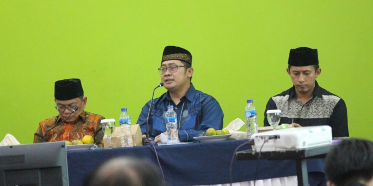 Heris Setiawan Kusumaningrat salah satu pemateri webinar Pos Kesehatan Pesantren (Posketren) mengatakan, untuk menjaga kesehatan para santri, perlu kerja sama antara para pengurus dan santri. Foto: LINES.
