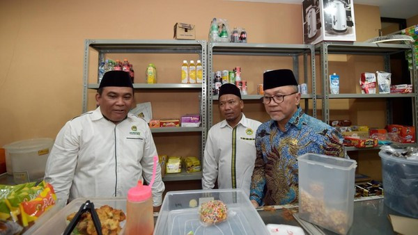 Menteri Perdagangan (Mendag) Zulkifli Hasan, mengajak para santri LDII menjadi pengusaha saat acara “Silaturahmi Kebangsaan” yang dihelat DPW LDII Provinsi Banten di Pondok Pesantren Al-Furqon, Cimone Jaya, Karawaci. Foto: LINES.