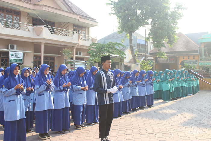 Pondok Pesantren Al Barokah Sruni, Sidoarjo, Jawa Timur menggelar upacara peringatan Hari Santri Nasional 2023 pada Minggu (22/10). Foto: LINES.