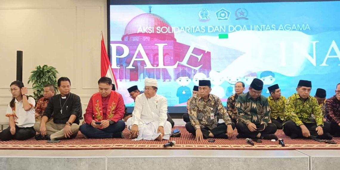 Kementerian Agama Provinsi Sulawesi Selatan menggelar aksi solidaritas dan doa bersama lintas agama untuk Palestina. Acara berlangsung di Aula Lantai 2, Kanwil Kementerian Agama Provinsi Sulawesi Selatan. Foto: LINES.