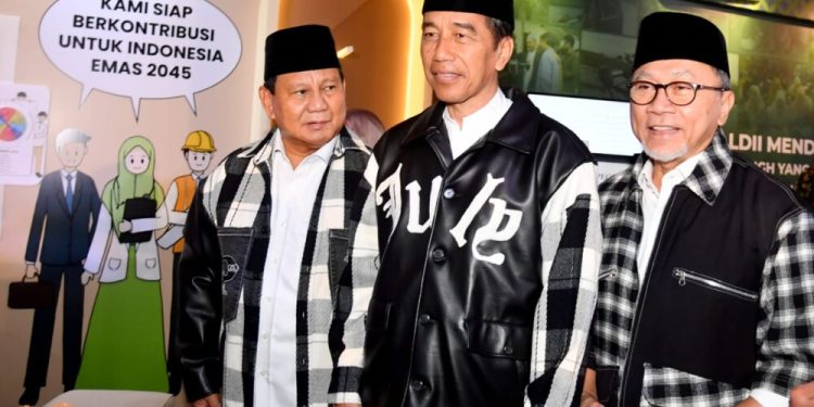 Presiden Jokowi didampingi Capres Prabowo dan Menteri Perdagangan Zulkifli Hasan berkunjung ke Expo Rakernas LDII. Foto: LINES.