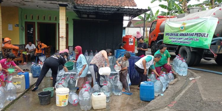 LDII Kabupaten Semarang berinisiatif memberikan bantuan air bersih kepada masyarakat. Foto: LINES.