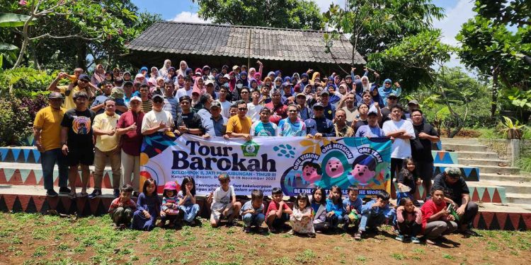 Majelis taklim Al Barokah Kelurahan Jati menggelar tur barokah bertajuk “Menumbuhkan Jiwa Kekeluargaan dengan Silaturahim dalam Satu Tujuan”. Foto: LINES.
