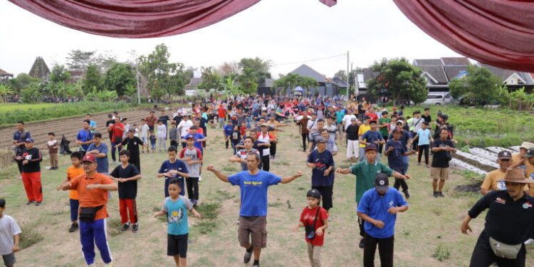 Sebanyak 700-an warga LDII Berbah mengikuti “Jalan Sehat Hari Pahlawan Nasional”, pada Minggu (12/11). Foto: LINES.
