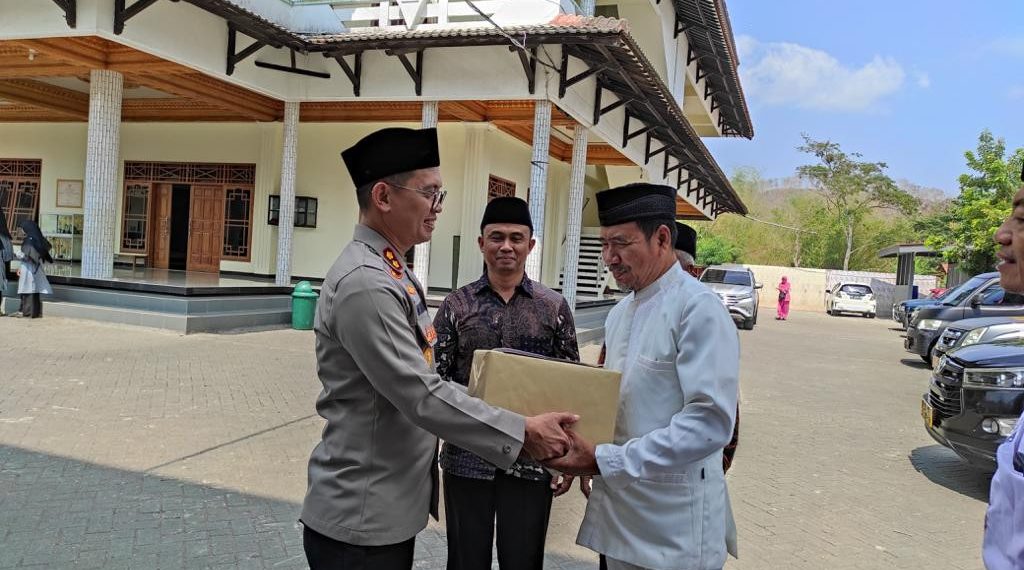 Kapolres Ponorogo mengunjungi Ponpes Imam Mursyid yang dinaungi LDII Ponorogo. Foto: LINES.