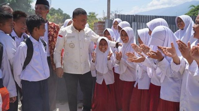 Wali Kota Palu, Hadianto Rasyid, secara simbolis meresmikan Gedung Sekolah Dasar Islam Terpadu (SDIT) Bina Anak Bangsa di bawah naungan DPD LDII Kota Palu. Foto: LINES.