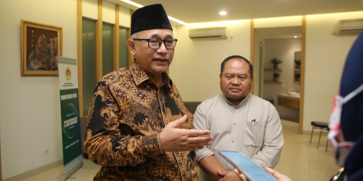 Ketum LDII KH Chriswanto Santoso didampingi Sekretaris Umum DPP LDII Dody Taufik Wijaya pada konferensi pers terkait Rakernas LDII 2023 pada 7-9 November mendatang. Foto: LINES.