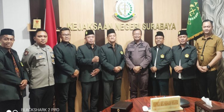 Ketua DPD LDII Kota Surabaya Akhmad Setiadi bersama jajarannya, silaturrahim ke Kejaksaan Negeri (Kejari) Surabaya. Foto: LINES.