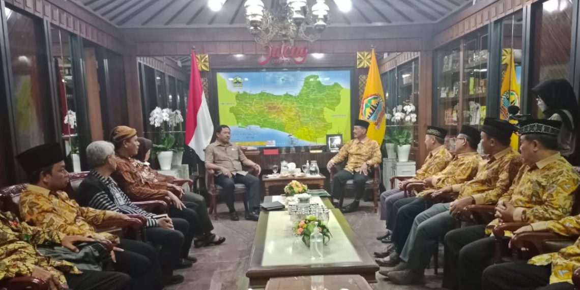 Pj Gubernur Jawa Tengah Komjen Pol (Purn) Nana Sudjana AS, menerima kunjungan pengurus DPW LDII Jateng di Kantor Gubernur Jateng, Kota Semarang. Foto: LINES.