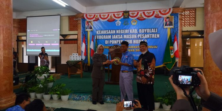 Kejaksaan Negeri (Kejari) Kabupaten Boyolali menghelat “Jaksa Masuk Pesantren”, di Ponpes Nur Huda 2, naungan DPD LDII Kabupaten Boyolali. Foto: LINES.