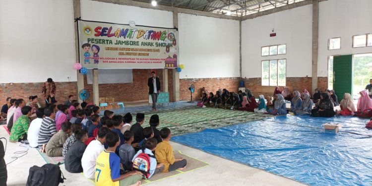 Puluhan anak usia PAUD hingga kelas 6 Sekolah Dasar mengikuti perkemahan "Jambore Anak Sholih". Kegiatan pembinaan anak-anak tersebut digelar oleh DPD LDII LDII Kuantan Singingi, Riau. Foto: LINES.