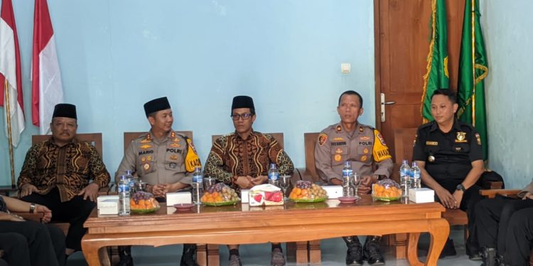 Kapolres Bojonegoro, AKBP Mario Prahatinto dan jajarannya berkunjung ke kantor DPD LDII Kabupaten Bojonegoro membahas kolaborasi program kerja LDII. Foto: LINES.
