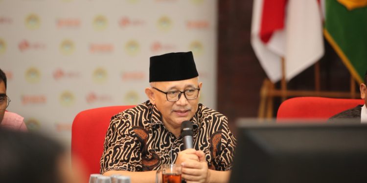 Ketua Umum DPP LDII KH Chriswanto Santoso di Rakor TIAT DPP LDII mengatakan, opini yang beredar, terkadang dianggap menjadi sebuah berita baru yang dipercaya oleh publik yang menimbulkan pergeseran sosial spesifik. Foto: LINES.