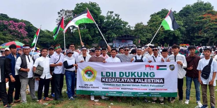 DPD LDII Subang mengikuti aksi solidaritas untuk Palestina yang dipimpin Bupati Subang Ruhimat. Foto: LINES.