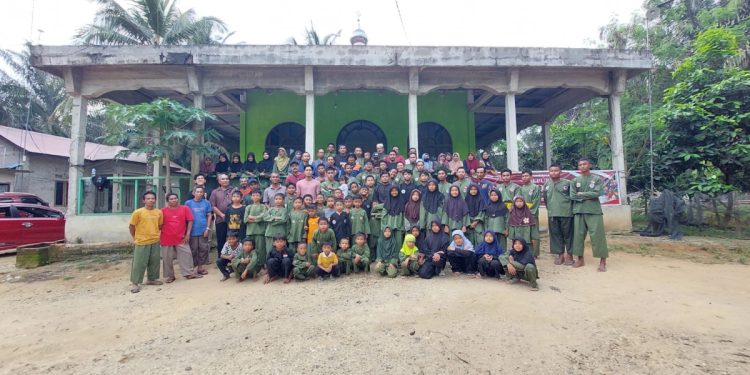Pengurus Kabupaten Perguruan Pencak Silat Persinas Asad Kuantan Singingi membina 200 pesilat usia dini, pra remaja dan remaja, pada Minggu (10/12). Foto: LINES.