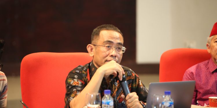 Peneliti Pusat Pengkajian Islam dan Masyarakat Universitas Islam Negeri (PPIM UIN) Syarif Hidayatullah Jakarta, Saiful Umam menjadi pembicara di FGD Kebangsaan DPP LDII. Foto: LINES.
