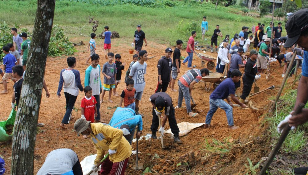 Ratusan warga LDII Tabalong bekerja bakti meratakan tanah pembangunan masjid Asmaul Husna, Tabalong, Kalimantan Selatan. Foto: LINES.