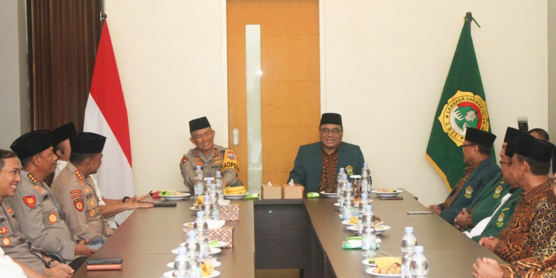 Kapolda Jawa Timur Irjen Pol. Imam Sugianto bersilaturrahim ke Kantor DPW LDII Jawa Timur, di Surabaya pada Selasa (28/11). Foto: LINES.