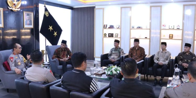 Kapolda Sumatera Selatan (Sumsel), Irjen Pol A. Rachmad Wibowo, menerima kunjungan pengurus DPW LDII Sumsel. Foto: LINES.