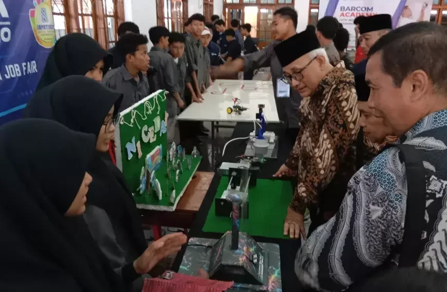 Ketua Umum DPP LDII, KH Chriswanto Santoso mengapresiasi “Gelar Karya Siswa, Expo Campus, dan Job Fair Mini”. Foto: LINES.