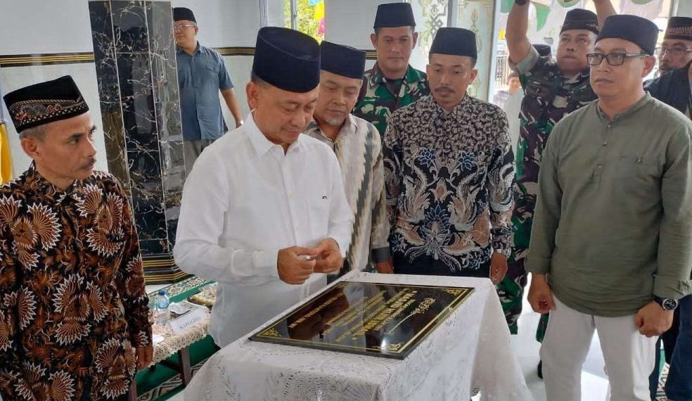 Wali Kota Pontianak, Edi Rusdi Kamtono, dengan bangga meresmikan Masjid Hijr Ismail di Kelurahan Akcaya, Pontianak Selatan, Kalimantan Barat pada Minggu (10/12). Foto: LINES.