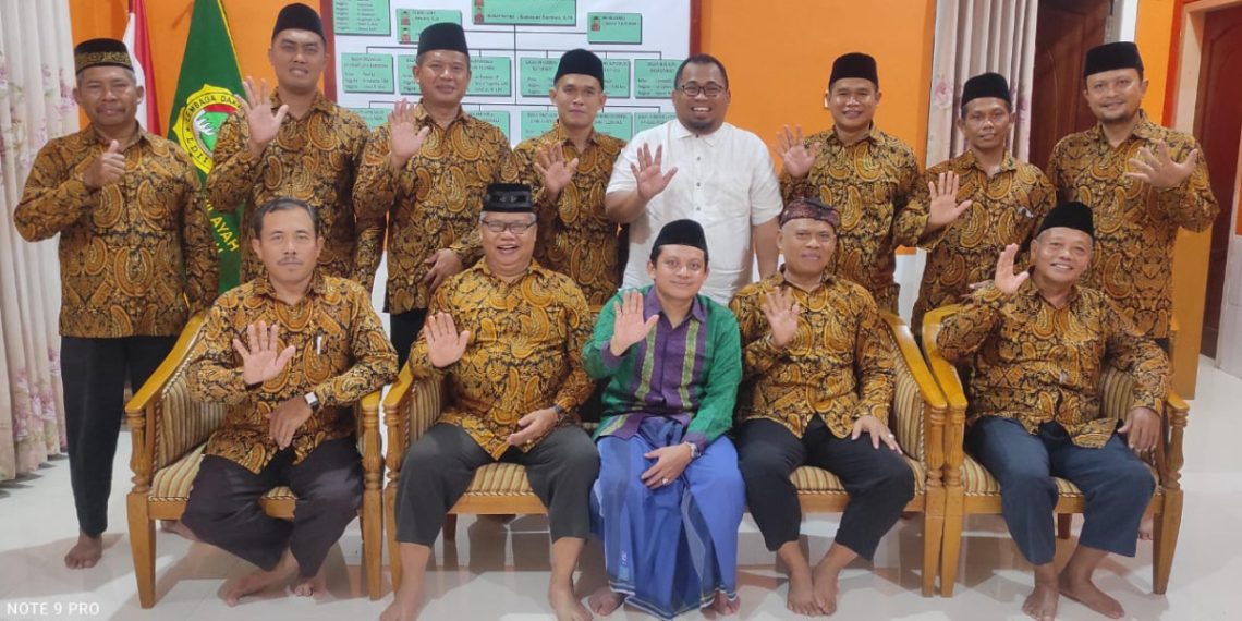 Ketua DPD LDII Kabupaten Nabire, Nuryadi didampingi pengurus PC dan PAC LDII se-Nabire, menerima kunjungan dosen sekaligus cendekiawan NU Ahmad Ali. Foto: LINES.