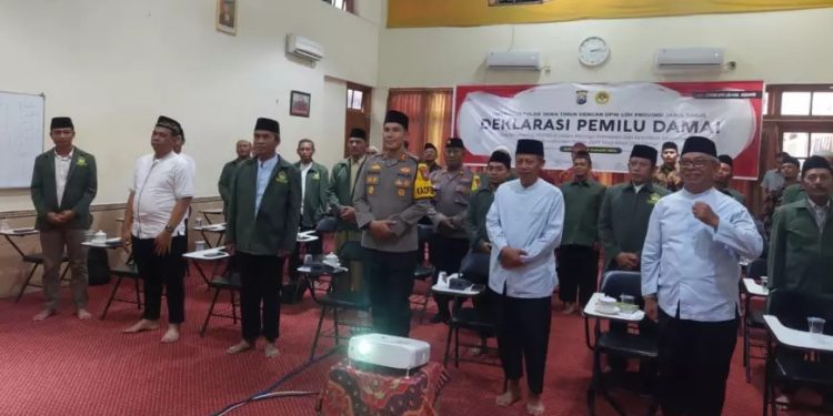 Kapolres Jombang AKBP Eko Bagus Riyadi mengapresiasi acara ‘Deklarasi Pemilihan Umum (Pemilu) Damai’ yang diselenggarakan DPD LDII Kabupaten Jombang, pada Minggu (14/1). Foto: LINES.