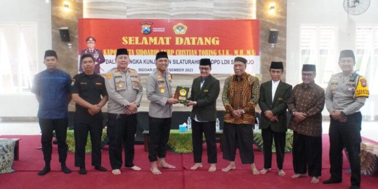 Kapolresta Sidoarjo, AKBP Cristian Tobing, mengunjungi DPD LDII Kabupaten Sidoarjo untuk silaturahim dan mengajak wujudkan Kamtibmas saat Pemilu. Foto: LINES.