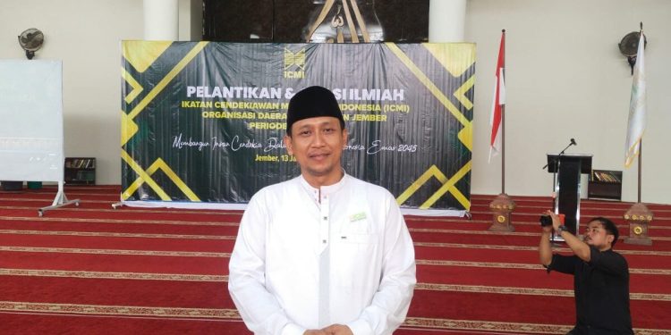 Ketua DPD LDII Jember, Akhmad Malik Afandi dilantik menjadi pengurus Ikatan Cendekiawan Muslim Indonesia (ICMI) Organisasi Daerah Kabupaten Jember. Foto: LINES.