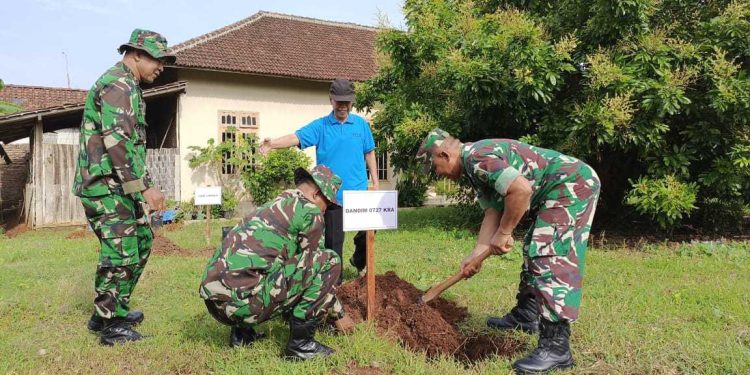 Komando Distrik Militer (Kodim) Karanganyar dan DPD LDII Karanganyar menggelar kegiatan penghijauan di Dusun Sembuh, Desa Jatirejo, Kecamatan Jumapolo. Foto: LINES.