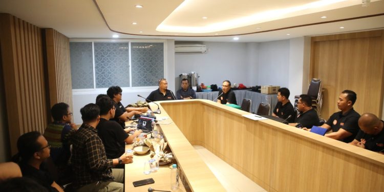Wakil Ketua DPW LDII Kalimantan Timur Imam S Lutfi mendampingi Bagian Departemen Komunikasi, Informasi dan Media (KIM) Kutai Timur berkunjung ke Kantor DPP LDII Jakarta, Senin (15/1). Foto: LINES.
