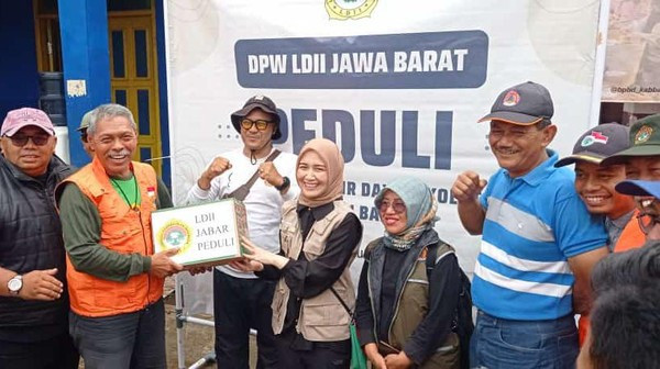 DPW LDII Jabar turut memberikan bantuan kepada korban banjir di wilayah itu. Foto: LINES.