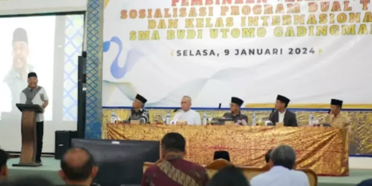 Kepala Sekolah SMA Budi Utomo, Heboh Handono Pribadi Luhur, menyampaikan bahwa Pelatih Timnas Sepak Bola Indra Sjafri sebagai direktur utama program khusus sepak bola. Foto: LINES.