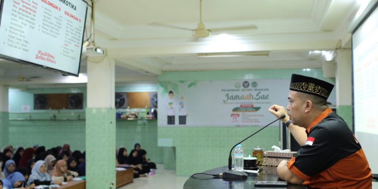 Kejaksaan Negeri (Kejari) Nganjuk kembali menggelar “Penyuluhan Hukum Jaksa Masuk Pesantren” yang dikemas dalam program Jaksa Muncal Bab Hukum Dateng Santri Millenial (JAMAAH SAE) di Pondok Pesantren (Ponpes) Al Ubaidah Kertosono. Foto: LINES.