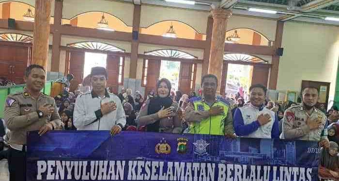 Unit Kamsel Satlantas Polres Metro Jakarta Barat (Jakbar) turut aktif dalam meningkatkan kesadaran keselamatan berlalulintas di kalangan millennial di Ponpes Baitul Muttaqin yang tergabung dalam LDII Jakarta Barat. Foto: LINES.