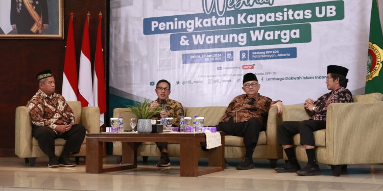 Dirjen Perdagangan Kemendag RI Isy Karim didampingi Ketua Umum DPP LDII KH Chriswanto Santoso dan Ketua LDII Korbid Ekonomi Pemberdayaan Masyarakat Ardito Bhinadi menjadi narasumber webinar 'Peningkatan Kapasitas UB dan Warung Rakyat'. Foto: LINES.