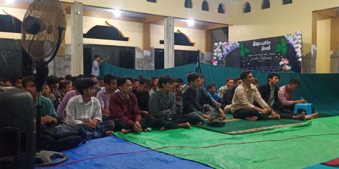 Kepala Seksi Intel Kejaksaan Negeri Dompu, Joni Eko Waluyo, memberikan penyuluhan hukum kepada generasi muda LDII Kabupaten Dompu. Kegiatan ini berlangsung diMasjid Baitur Ridwan Ginte Kabupaten Dompu, Nusa Tenggara Barat (NTB) pada Minggu (31/12). Foto: LINES