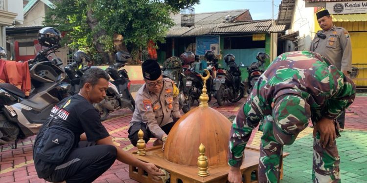 Warga PC LDII Kecamatan Gunung Anyar bersama Polsek Gunung Anyar dan Koramil 0831/05 Rungkut membersihkan rumah ibadah. Foto:LINES.