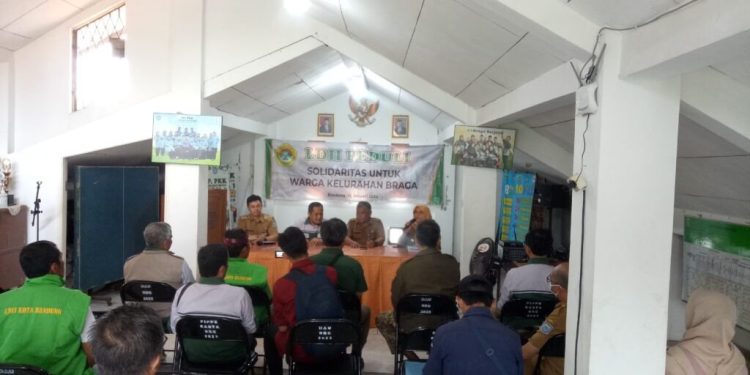DPD LDII Kota Bandung membantu korban banjir di Kelurahan Braga dengan seragam sekolah dan makanan ringan. Foto: LINES.