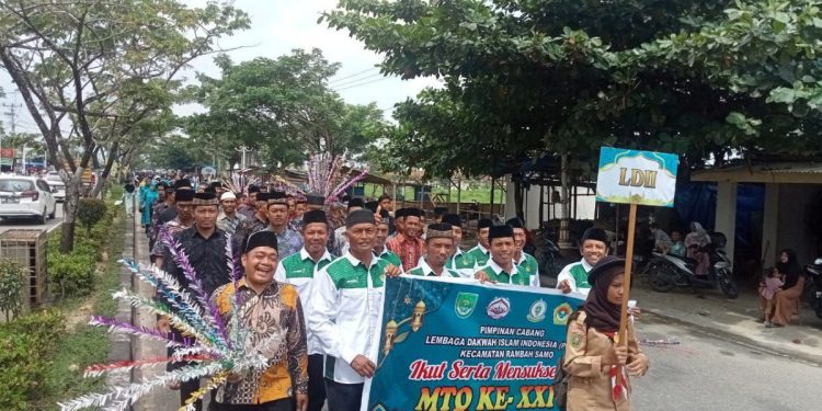Ratusan warga LDII mengikuti “Pawai Taaruf Musabaqah Tilawatil Quran (MTQ) ke-24 Kabupaten Rokan Hulu”. Foto: LINES.