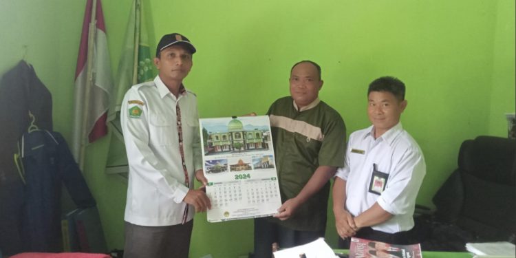 Pengurus PC LDII Kecamatan Sarudu berkunjung ke Kantor Urusan Agama (KUA) Kecamatan Sarudu, Pasangkayu, Sulawesi Barat. Foto: LINES.