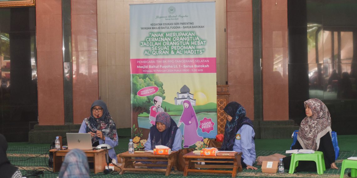 LDII Tangerang Selatan melalui Tim Bimbingan Konseling Penggerak Pembina Generasi Penerus, memaparkan pentingnya pengasuhan kepada anak dalam seminar parenting. Foto: LINES.