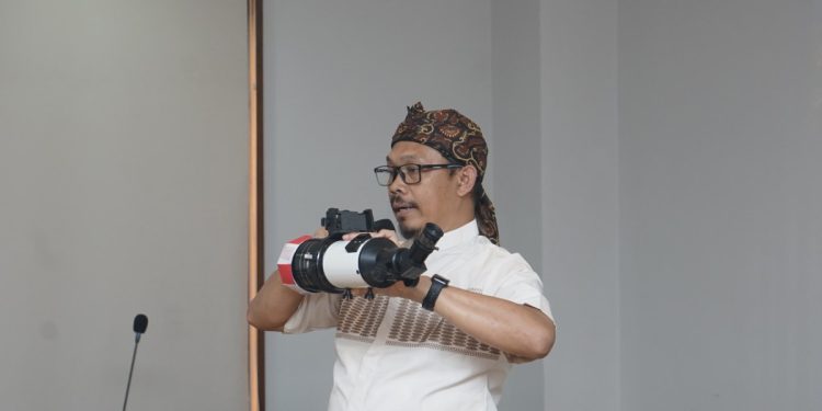 Pendiri Observatarium Imah Noong, Hendro Setyanto menjadi pemateri pada pelatihan rukyatul hilal DPP LDII. Foto: LINES.