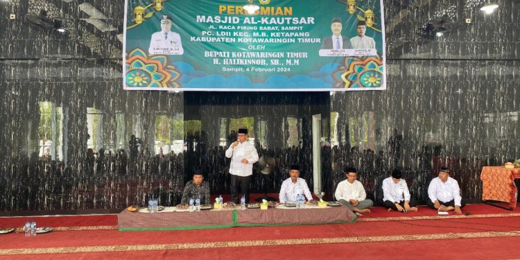 Bupati Kotawaringin Timur, Halikinnor meresmikan Masjid Al Kautsar, naungan LDII Kotawaringin Timur, pada Minggu (4/2). Foto: LINES.