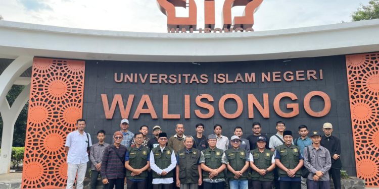 Tim Rukyatul Hilal DPP LDII bekerja sama dengan Universitas Islam Negeri (UIN) Walisongo Semarang mengamati hilal, untuk menentukan 1 Syaban. Foto: LINES.
