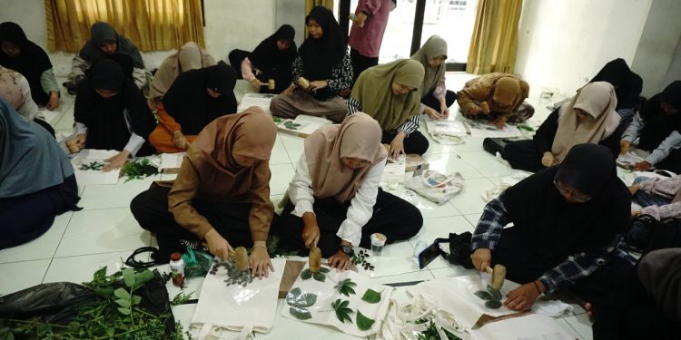 PAC LDII Condongcatur menghelat “Workshop Ecoprint”, diikuti 97 remaja putri, pada Minggu (25/2). Foto: LINES.