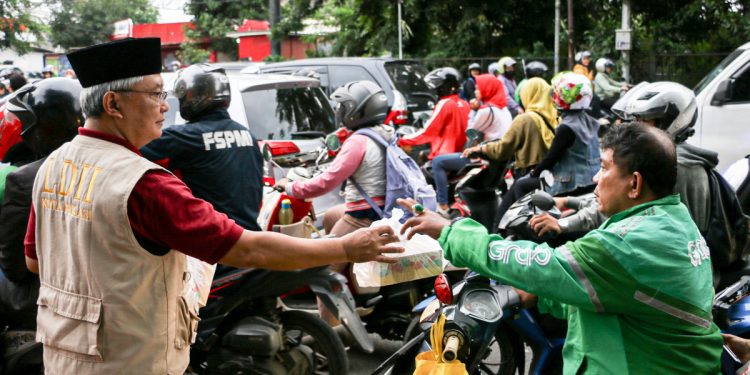 DPD LDII Kota Bekasi menggelar kegiatan "Berbagi Takjil di Bulan yang Berkah". Foto: LINES.