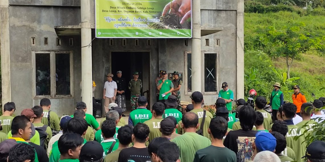DPD LDII Kabupaten Semarang bersama TNI menghelat “Tanam Pohon dan Penghijauan”, di Kompleks Embung Sebligo, Desa Wisata Lerep, Semarang. Foto: LINES.