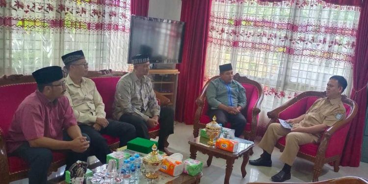 Ketua DPW LDII Kalimantan Barat (Kalbar), Susanto, saat audiensi dengan Kepala Badan Kesbangpol Kalbar, Manto Saidi, di Kantor Kesbangpol, Pontianak, Kalbar. Foto: LINES.