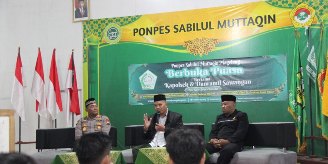 Kapolsek Sawangan AKP Glenter Pitoyo mengajak santri Ponpes Sabillul Muttaqin, naungan DPD LDII Magelang untuk menghindari narkoba dan tawuran. Foto: LINES.